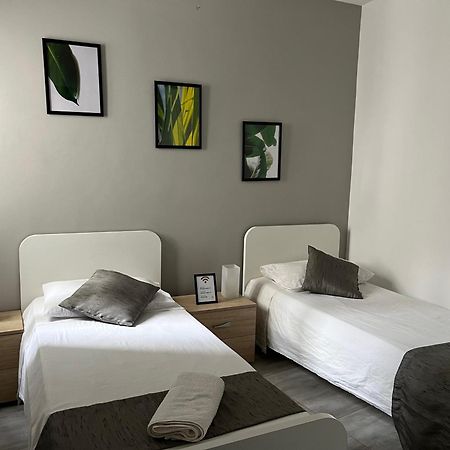 F4 Room 2, Private Room Two Single Beds Shared Bathroom Msida Exterior photo