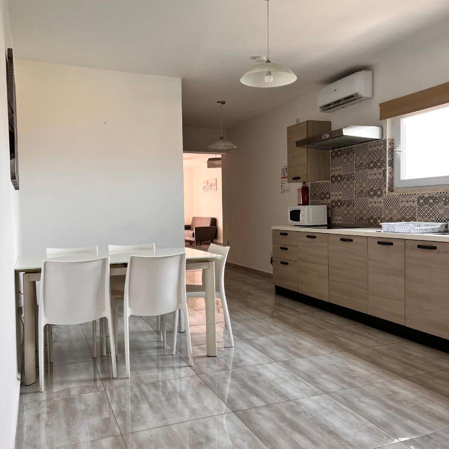 F4 Room 2, Private Room Two Single Beds Shared Bathroom Msida Exterior photo